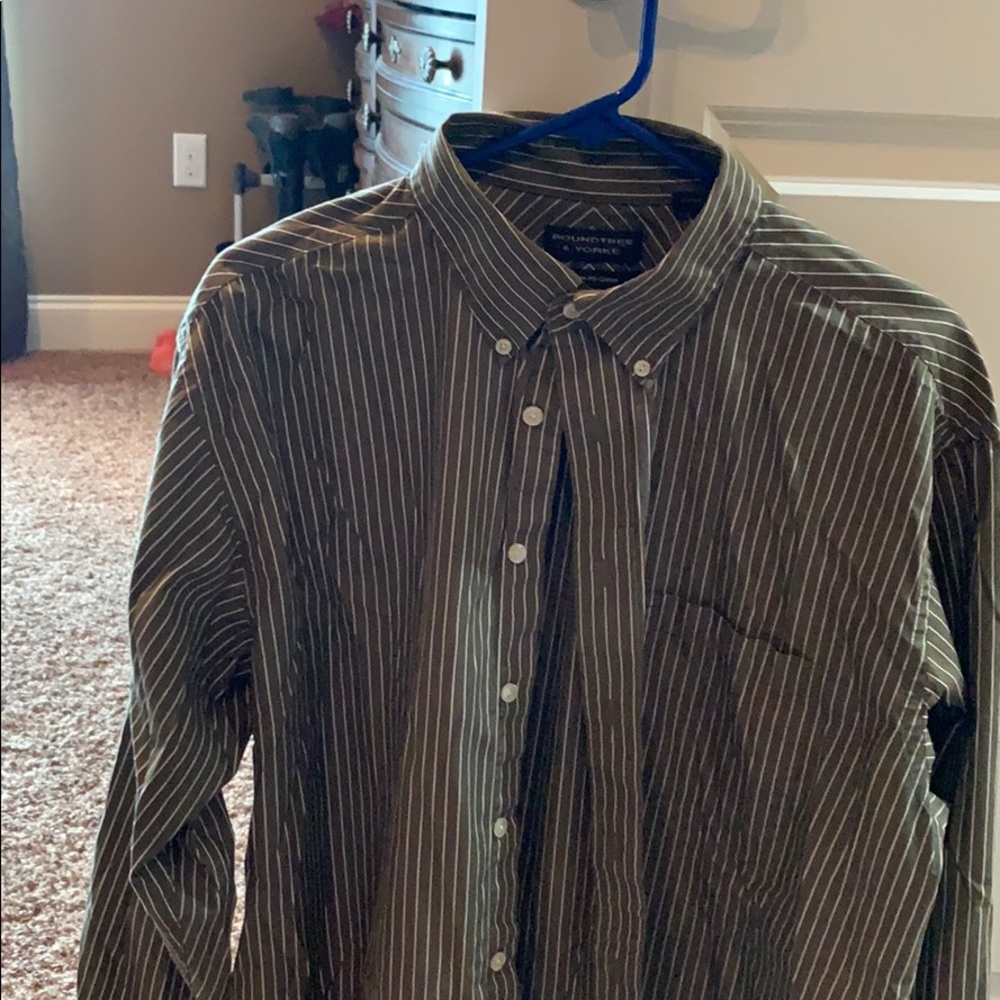 Men’s RoundTree and York XL LS shirt 100% Cotton.
